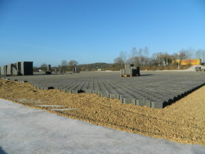 Sistemas de pavimentación porosa para superficies de estacionamiento con control de fuentes SuDS